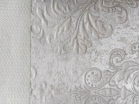 Prabangiais raštais siuvinėta lovatiesė "Gardenya" su 2 pagalvių užvalkalais, šviesios kreminės spalvos